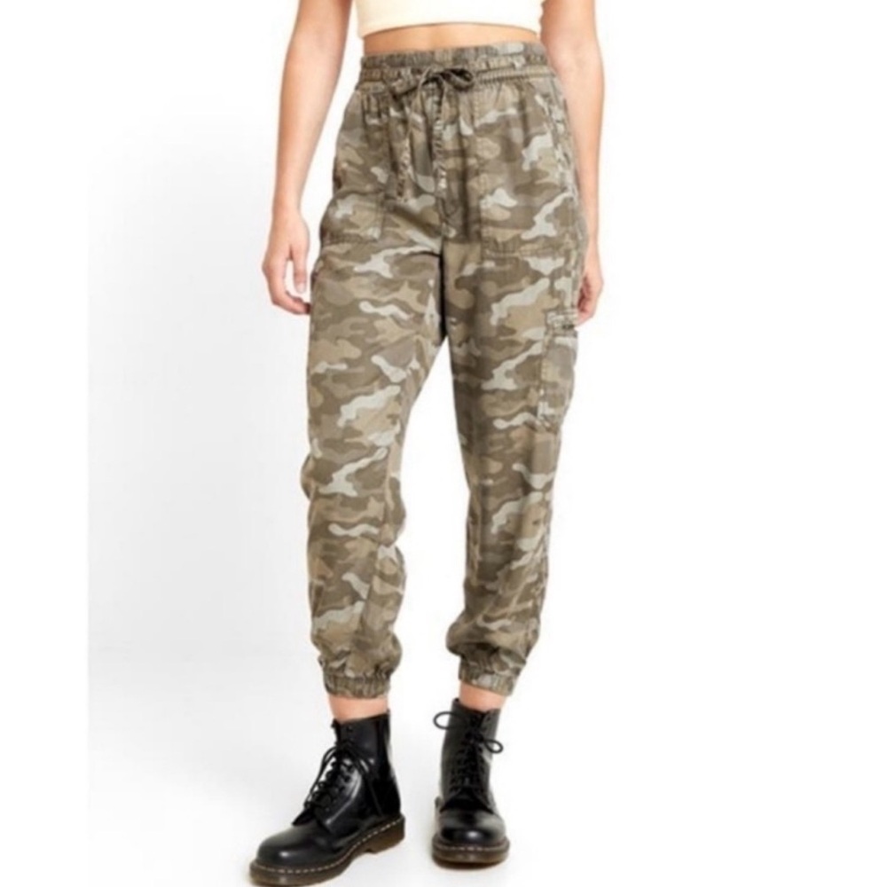 American Eagle Outfitters EUC Camouflage Cargo Joggers with Tie Belt